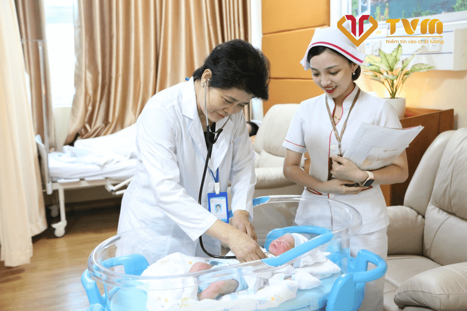Các y bác sĩ tận tình thăm khám và theo dõi sát sao, giúp sản phụ yên tâm đồng hành cùng con trong những giây phút đầu thiêng liêng của cuộc đời